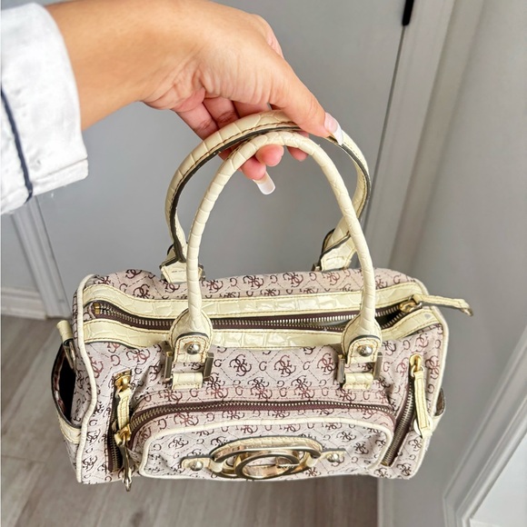 Vintage Guess Cream Monogram Handbag - Picture 3 of 7